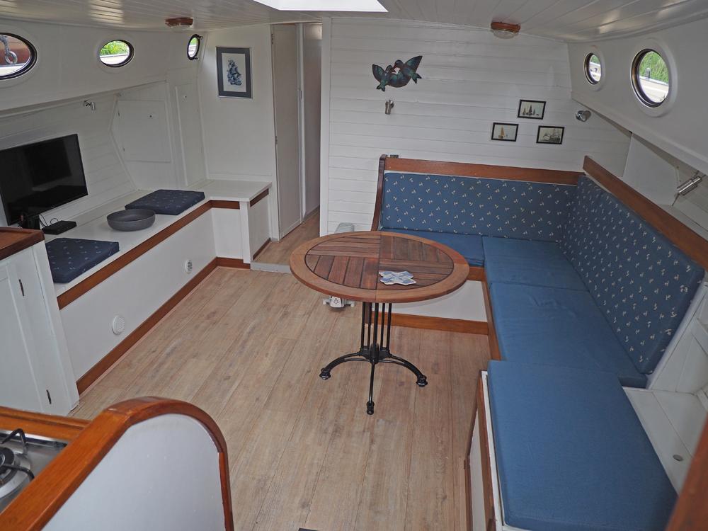 Saloon, Accommodation